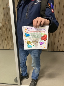 Monteur Raymond krijgt een mooie tekening van een blije cliënt bij Lunetzorg: daar doen we het voor!